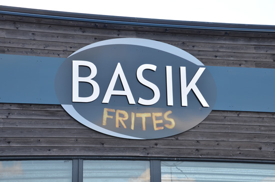 La friterie Basik Frites - Vue sur l'enseigne extérieure